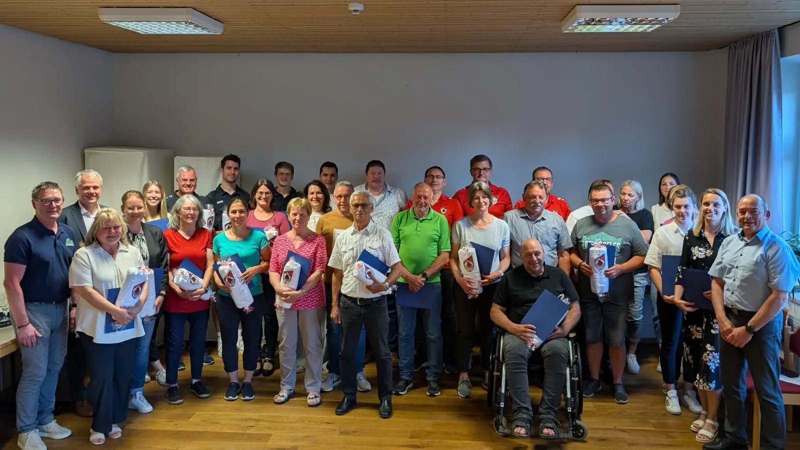 Die geehrten Funktionärinnen und Funktionäre des TSV Flossenbürg mit BLSV-Kreisvorsitzendem Wolfgang Schwarz (links) und TSV-Vorsitzendem Jürgen Lugert (rechts). (Bild: Jonas Meiler)