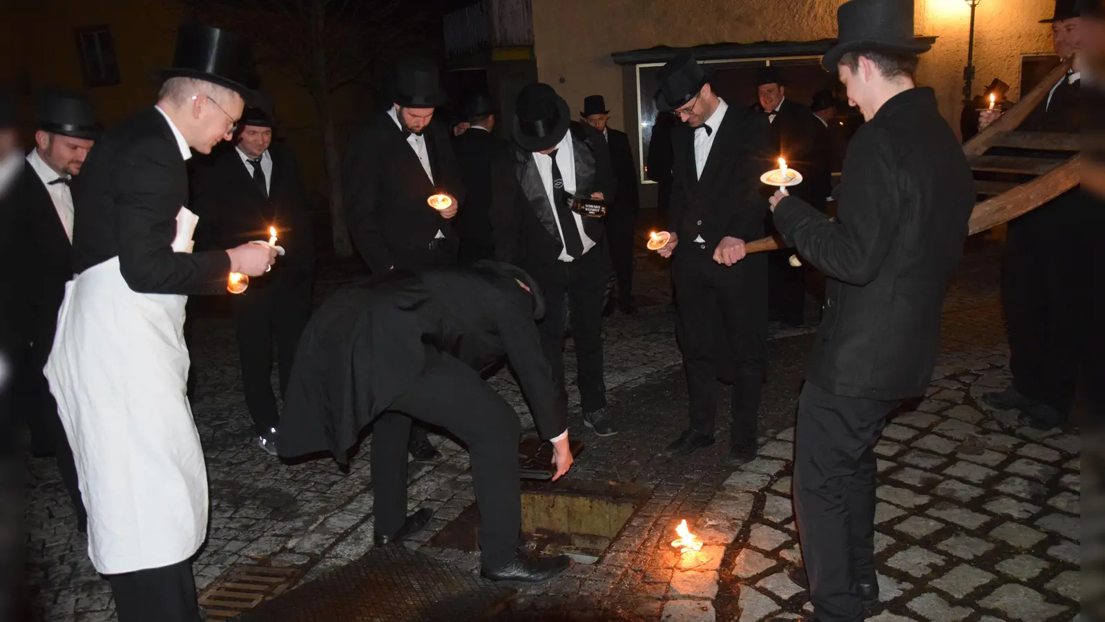 Es geht schon auf Mitternacht zu, wenn zum Ende des Fischzuges in Schmidmühlen am Aschermittwoch der Geldbeutel ins Kirwabaumloch am Hammerplatz gelegt wird, damit er sich wieder erhole. Diese Ehre gebührt immer dem Faschingsprinzen der zu Ende gegangenen Faschingszeit. (Bild: Paul Böhm)