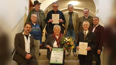 Die Geehrten für 40, 50, 60 Jahre Mitgliedschaft. Vorne von links: Vorstand Markus Frank, Ingrid Leser, Josef Rösch (60 Jahre). 2. Reihe von links: Peter Horvath (60 Jahre), Norbert Griesbacher vom Hauptverein. Hintere Reihe von links: Martin Jungmann (60 Jahre), Bernhard Hering (40 Jahre), Hermann Gmeiner (50 Jahre), 1. Bürgermeister Alfred Stier. (Bild: Ingrid Leser)