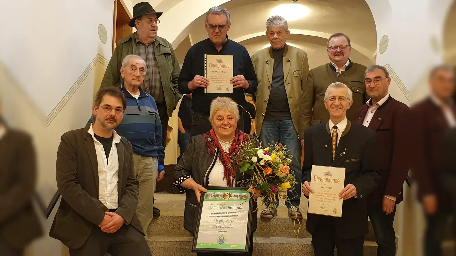 Die Geehrten für 40, 50, 60 Jahre Mitgliedschaft. Vorne von links: Vorstand Markus Frank, Ingrid Leser, Josef Rösch (60 Jahre). 2. Reihe von links: Peter Horvath (60 Jahre), Norbert Griesbacher vom Hauptverein. Hintere Reihe von links: Martin Jungmann (60 Jahre), Bernhard Hering (40 Jahre), Hermann Gmeiner (50 Jahre), 1. Bürgermeister Alfred Stier. (Bild: Ingrid Leser)