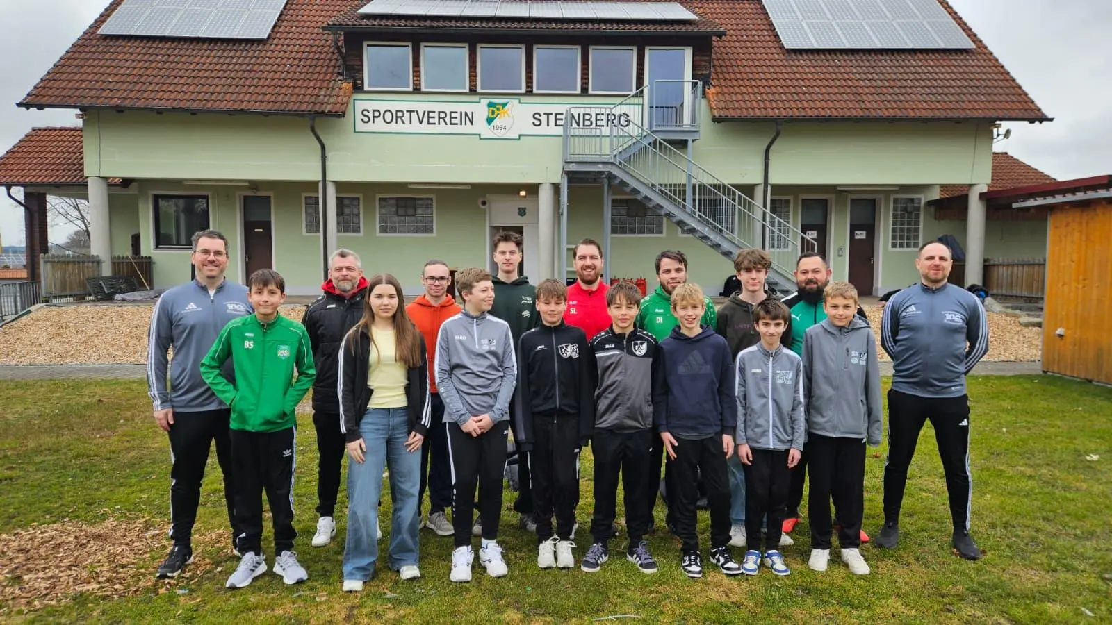Bild mit allen Neulingen der Schiedsrichtergruppe Schwandorf (Bild: Florian Fleischmann)