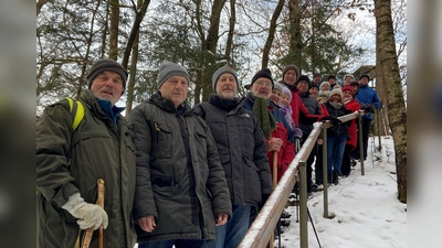 Wandergruppe des OWV Nabburg bei der Überquerung des Schwefelbach unweit der Ortschaft Untersteinbach bei Pfreimd. (Bild: Hans Rachwalik)