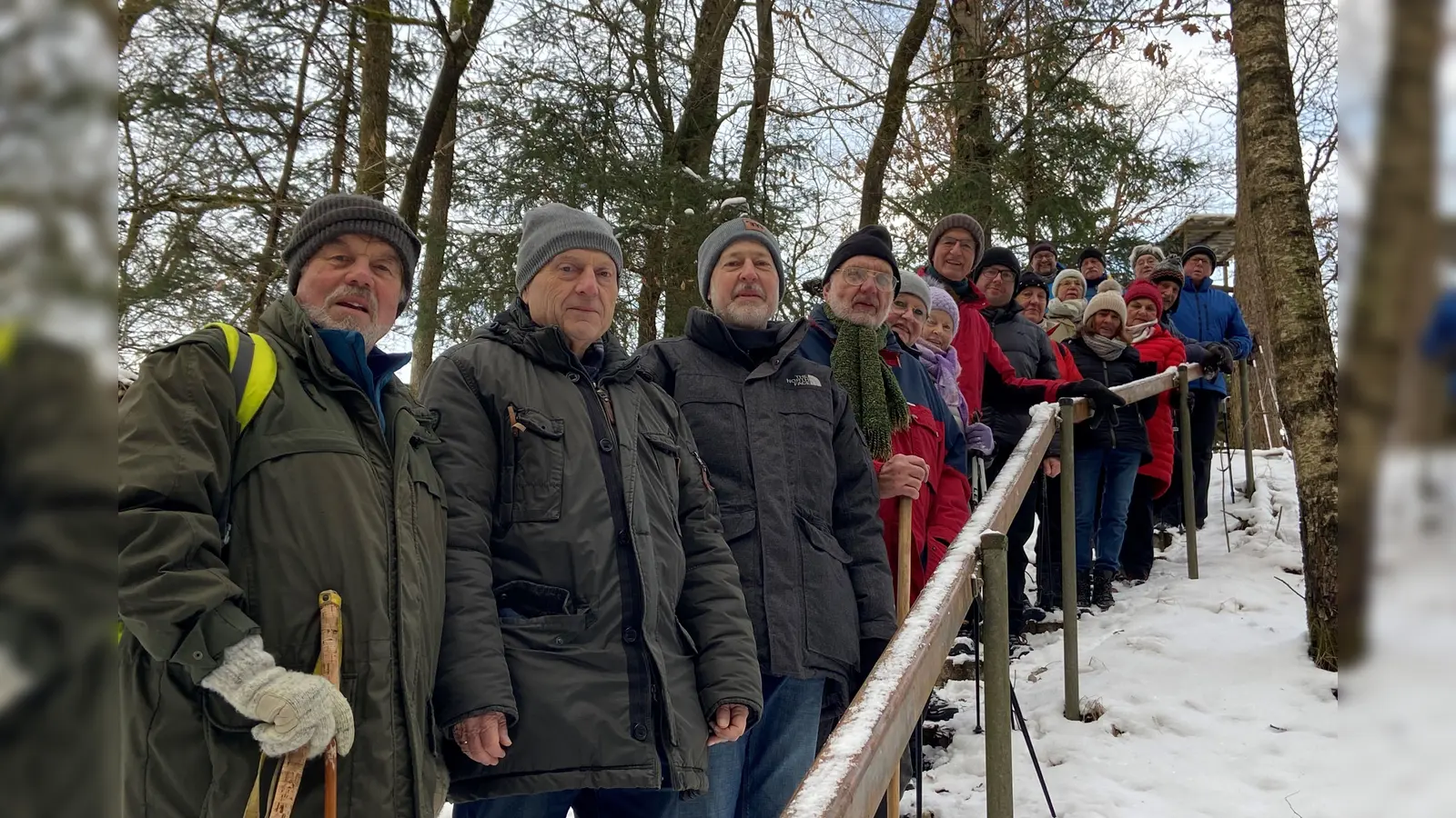Wandergruppe des OWV Nabburg bei der Überquerung des Schwefelbach unweit der Ortschaft Untersteinbach bei Pfreimd. (Bild: Hans Rachwalik)