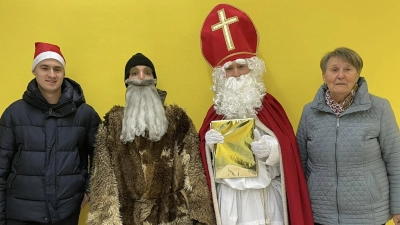 V. links: Fahrer Maximilian Roßmann, Krampus Daniel Herrmann; Nikolaus Peter Scharnagl<br>und die Organisatorin der Aktion Erika Hammerer. (Bild: Marianne Hanamann)