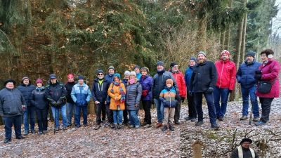 Blick auf die Anwesenden, Gedenkbrettsegnung (Bild: Elisabeth Schupfner)