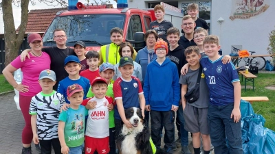 Unter Leitung der Jugendwarte Daniel Schmidt (2. v. links) und Simon Lindner (4. v. rechts) wurde die Ramadamaaktion organisiert. (Bild: Martin Beutner)