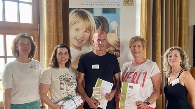 Bereichsleiterin Annette Dodel (l.) und Christina Apel (r.; beide vom AELF) zusammen mit Vertretern der Grund- und Mittelschule Nittenau. (Foto: Armin Hofbauer)
