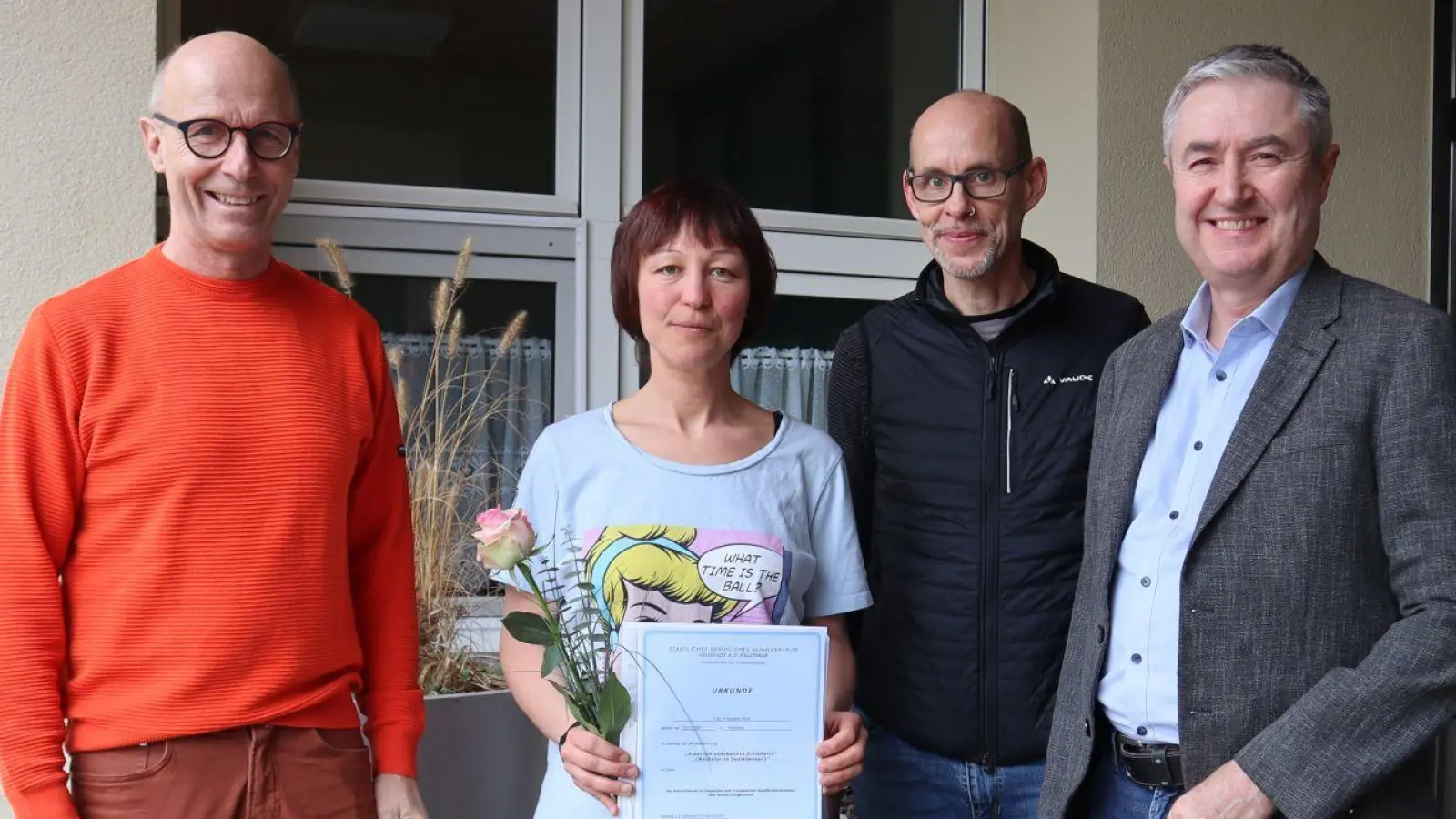 Gratulationen erhielt Frau Thurn von Schulleiter Frank Eckstein (rechts), vom Leiter der Fachakademie Roland Kusche (links) und von der Klassenleitung Wolfgang Nicklas (2.von rechts).  (Bild: Wolfgang Nicklas )