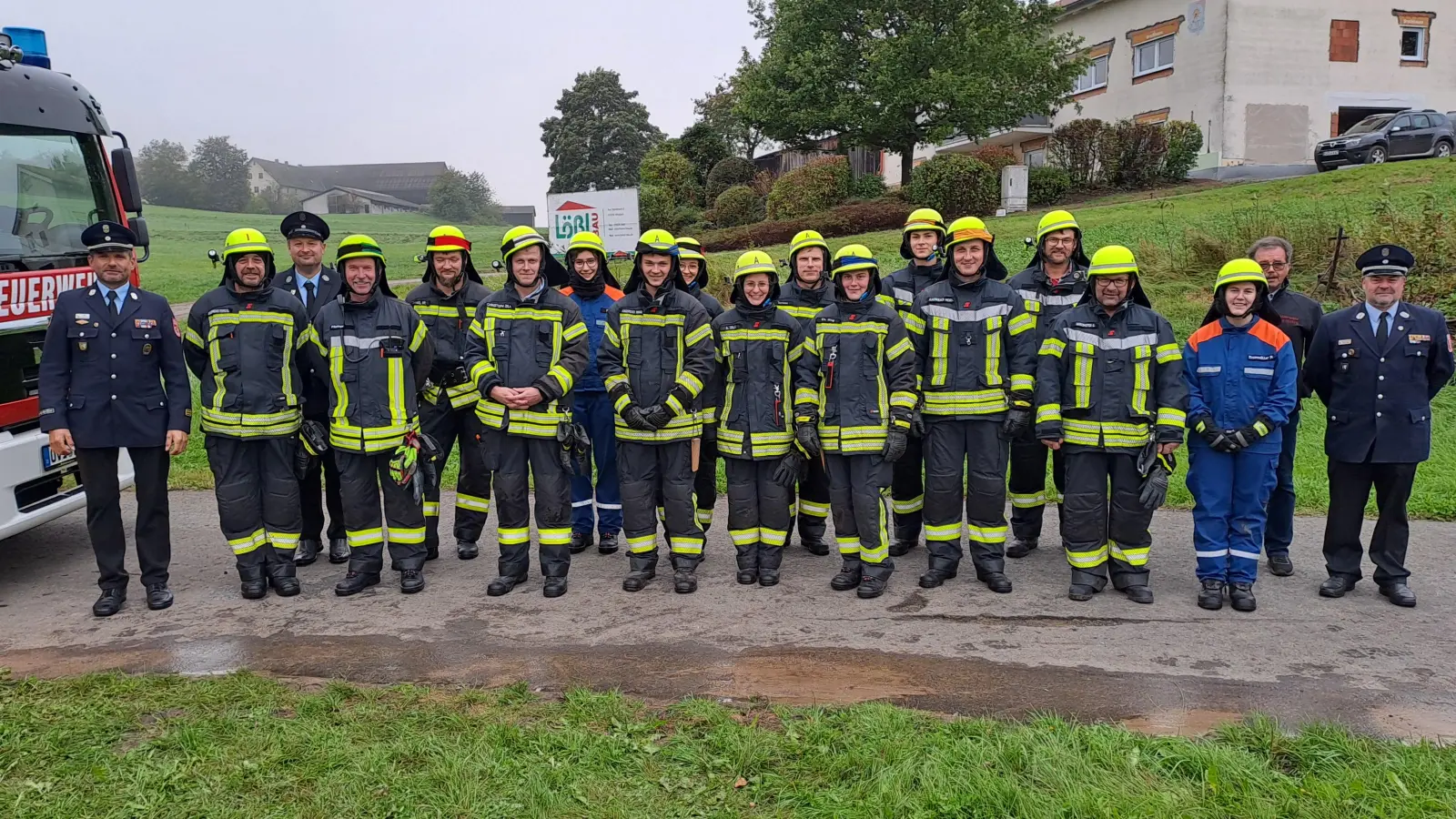 Die Teilnehmer der Leistungsprüfung mit den Schiedsrichtern Andreas Brandstätter, Peter Reier und Tobias Süß sowie 1. Bürgermeister Manfred Dirscherl.  (Bild: Monika Ferstl)