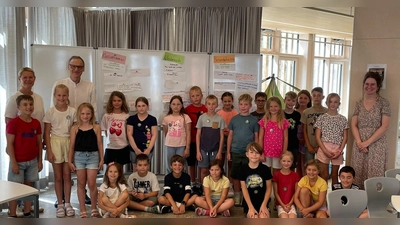 Der Schülerrat der Markgraf-Diepold-Grundschule mit Bürgermeister Bernd Sommer, Rektorin Karin Gleißner und Jugendsozialarbeiterin Annika Gulden. (Bild: Birgit Marti)