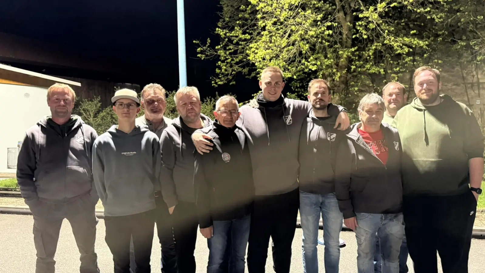 Von links: Vorstand Jörg Bauer, folgend die drei Erstplatzierten Mannschaften des Vereinsturniers. (Bild: Sophia Rosner)