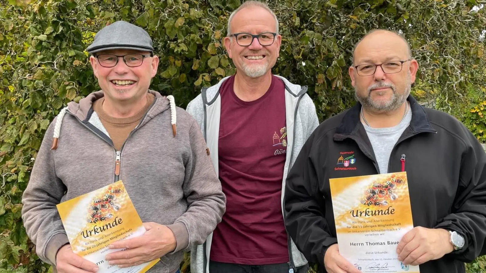 Vorsitzender Günter Demleitner (Mitte) überreichte Urkunden an Thomas Bauer (links) und Fritz Grill (rechts) für ihre langjährige Mitgliedschaft im Imkerverein Schnaittenbach. (Bild: Günter Demleitner)