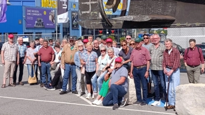 Reisegruppe vor der legendären U17. (Bild: Franz Müller)