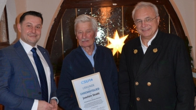 Von links: Ortsvorsitzender CSU Rehbühl Stephan Gollwitzer, Joachim Strehl, Stellv. Ortsvorsitzender Gerd Demleitner. (Bild: Katharina Hahn)