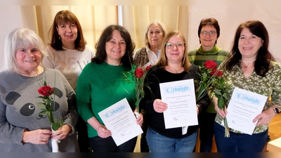 Lob, Dank und Anerkennung gab es für die Mitglieder für ihre langjährige Treue, während die Neumitglieder mit Anstecknadel und Rose in die Frauengemeinschaft aufgenommen wurden. (Bild: Fred Lehner)