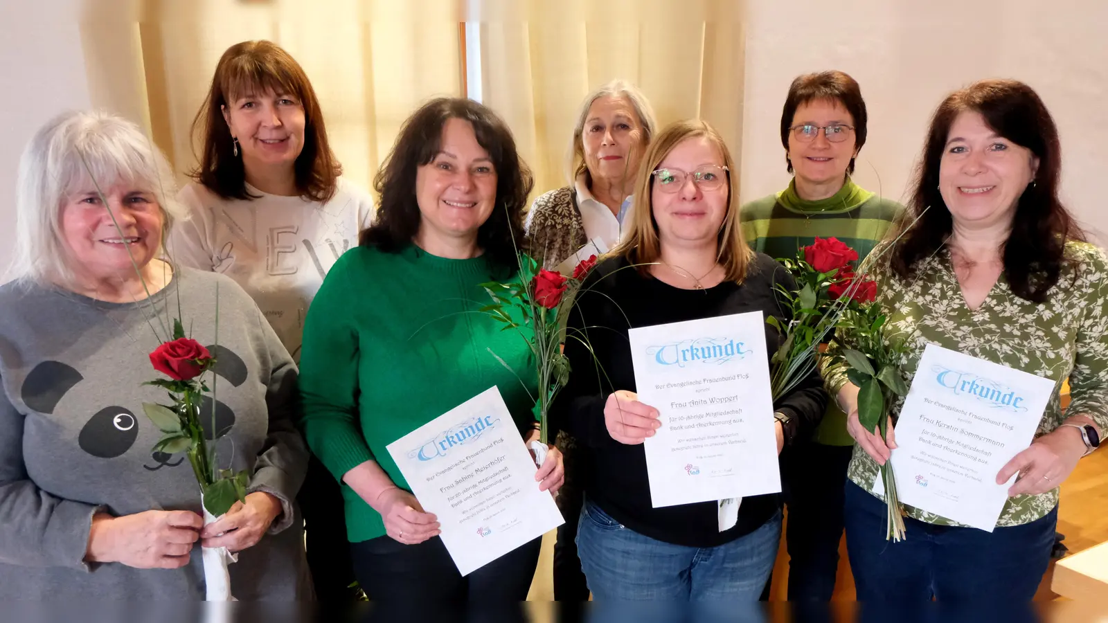 Lob, Dank und Anerkennung gab es für die Mitglieder für ihre langjährige Treue, während die Neumitglieder mit Anstecknadel und Rose in die Frauengemeinschaft aufgenommen wurden. (Bild: Fred Lehner)