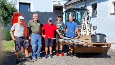 Viele Helfer waren bei der Säuberungsaktion im Jugendheim dabei. (Bild: Josef Söllner)