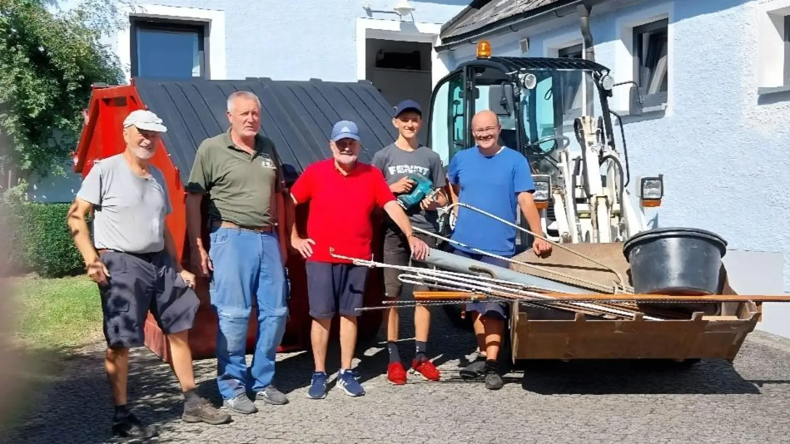 Viele Helfer waren bei der Säuberungsaktion im Jugendheim dabei. (Bild: Josef Söllner)