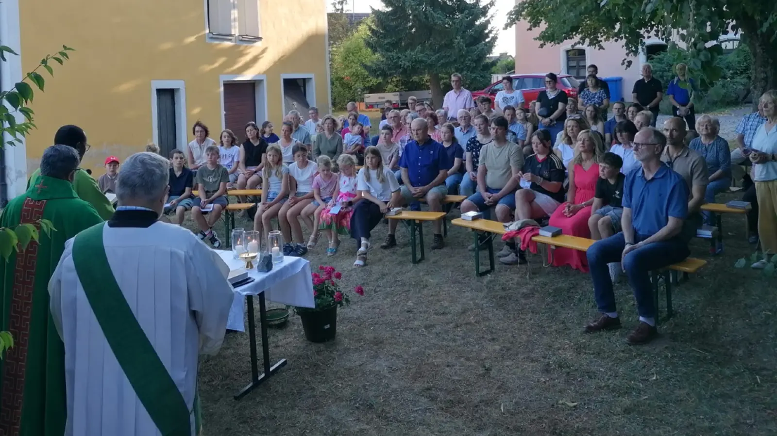 Das Wetter passte hervorragend für den Freiluftgottesdienst der Firmlinge, die in großer Anzahlt mit ihren Familien und vielen Gläubigen in den Pfarrgarten gekommen waren. (Bild: Michael Winter)