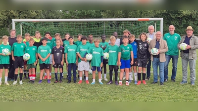 Die Lions setzen sich für den Nachwuchs des FC Weiden-Ost ein (von rechts): Wolfgang Würschinger vom Lions Club Weiden als Vermittler der Spende, Johann Schärtl, Trainer der Kinderfußballmannschaft, Dr. Elmar Baumer, Vorsitzender des Lions-Hilfswerks Weiden, und Dr. Franz Wach, Präsident des Lions Clubs Weiden. (Bild: German Würschinger)