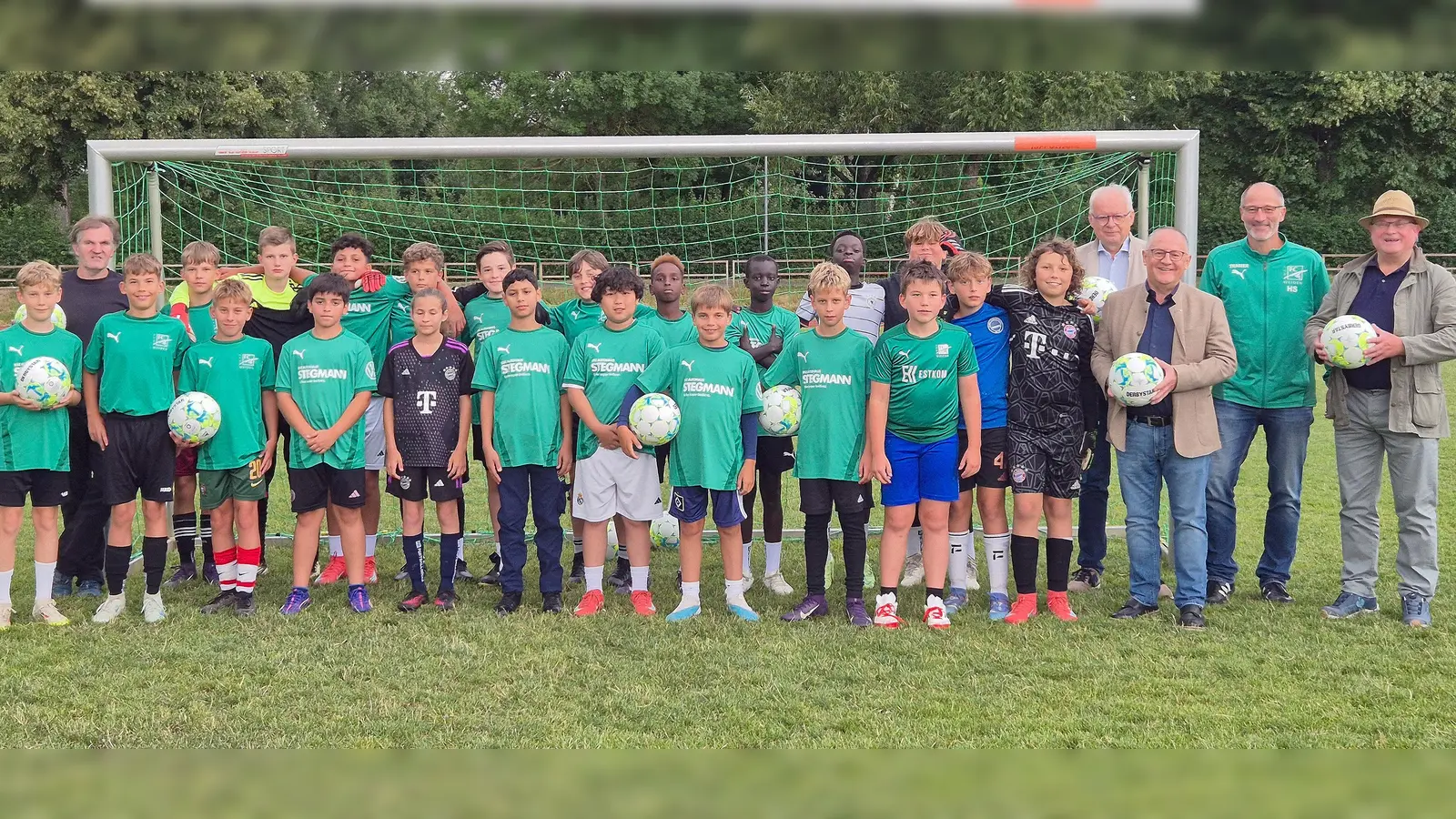 Die Lions setzen sich für den Nachwuchs des FC Weiden-Ost ein (von rechts): Wolfgang Würschinger vom Lions Club Weiden als Vermittler der Spende, Johann Schärtl, Trainer der Kinderfußballmannschaft, Dr. Elmar Baumer, Vorsitzender des Lions-Hilfswerks Weiden, und Dr. Franz Wach, Präsident des Lions Clubs Weiden. (Bild: German Würschinger)