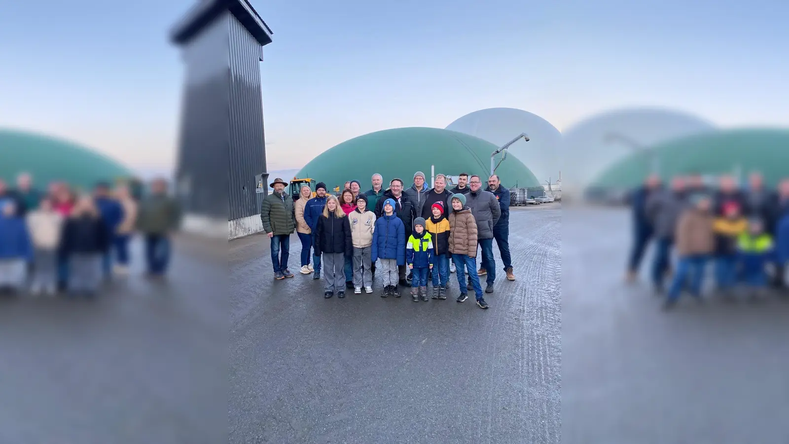 Interessierte Bürgerinnen und Bürger bei der Besichtigung der Biogasanlage von Familie Kleber (Bild: Beate Reil)