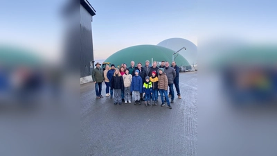 Interessierte Bürgerinnen und Bürger bei der Besichtigung der Biogasanlage von Familie Kleber (Bild: Beate Reil)