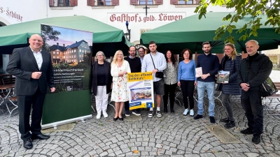 Von links nach rechts: Oberbürgermeister Oliver Weigel, Stadtarchivarin Edith Kalbskopf, Krystina und Reinhard Stegert, Architekt Gerhard Plaß, Pächter Maksym Nazarov, Dagmar Troglauer und Martina Prucker von der Unteren Denkmalschutzbehörde der Stadt Marktredwitz, Tobias Damberger von Stadtarchiv, Lisa Kuchenreuther und Uwe Gebhard vom Architekturbüro Kuchenreuther. (Bild: Pauline Manzke)