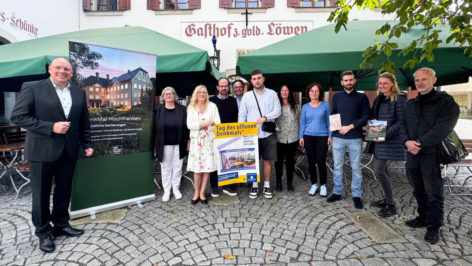 Von links nach rechts: Oberbürgermeister Oliver Weigel, Stadtarchivarin Edith Kalbskopf, Krystina und Reinhard Stegert, Architekt Gerhard Plaß, Pächter Maksym Nazarov, Dagmar Troglauer und Martina Prucker von der Unteren Denkmalschutzbehörde der Stadt Marktredwitz, Tobias Damberger von Stadtarchiv, Lisa Kuchenreuther und Uwe Gebhard vom Architekturbüro Kuchenreuther. (Bild: Pauline Manzke)