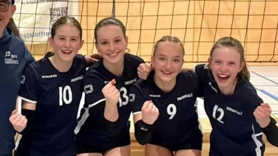 Toller 3.Platz für die Oberpfälzer Mädels beim Bayernpokal in Höchstadt. Unser Bild zeigt die erfolgreiche Mannschaft mit Trainer Andi Wagner (links) (Bild: Andi Wagner)