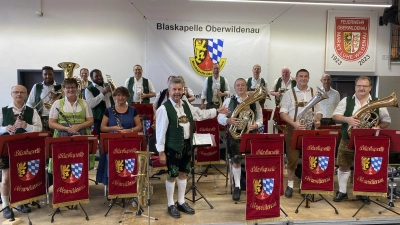Die Blaskapelle Oberwildenau spielt für die Gäste. (Bild: Paul Zaruba)