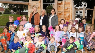 Die Kulmainer Schulanfänger mit ihren Lehrerinnen Frau Gebhardt (l), Frau Dötsch (r) und Rektorin Christiane Böhm (Bild: Beate Kuchenreuther)