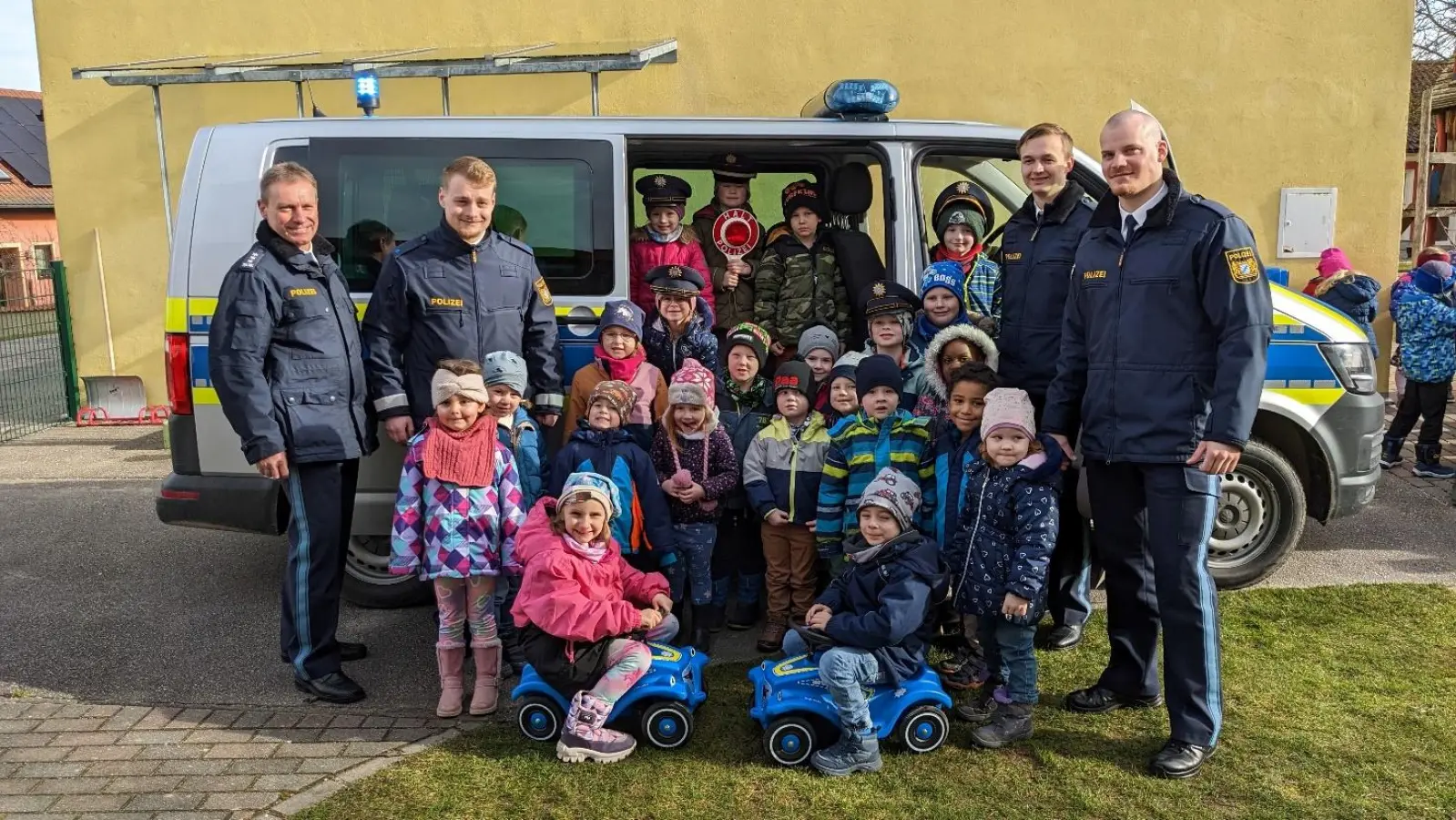 Die Delegation der Bepo Nabburg zusammen mit einer Gruppe des KiGa Stulln. (Bild: PR Pfaffenzeller)