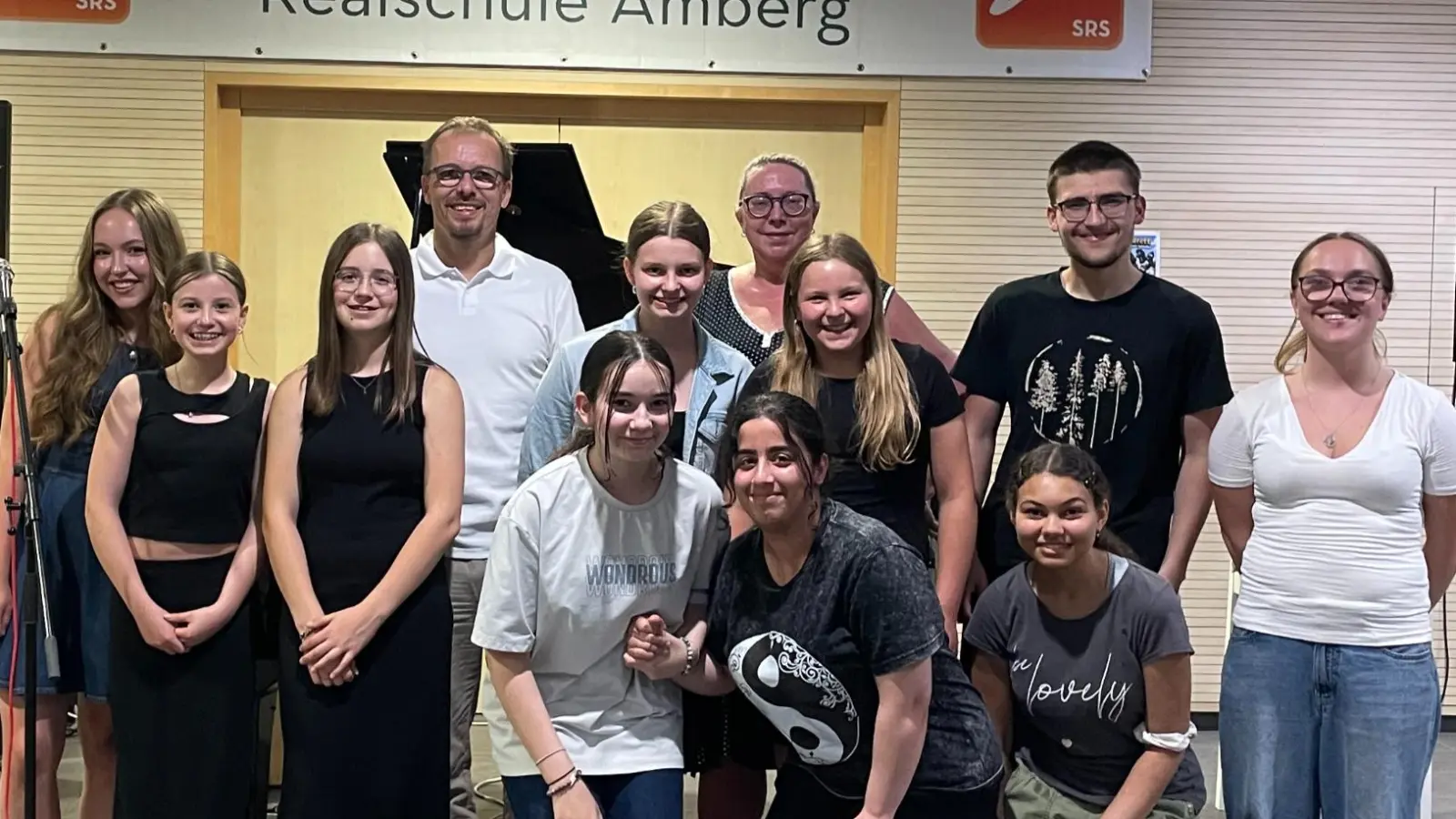 Wahlfach „Cooking Class” mit ihrer Leiterin A. Hollenbach, M. Schall (Schulleiter) und Anna Leanne. (Bild: Erika Ohland)