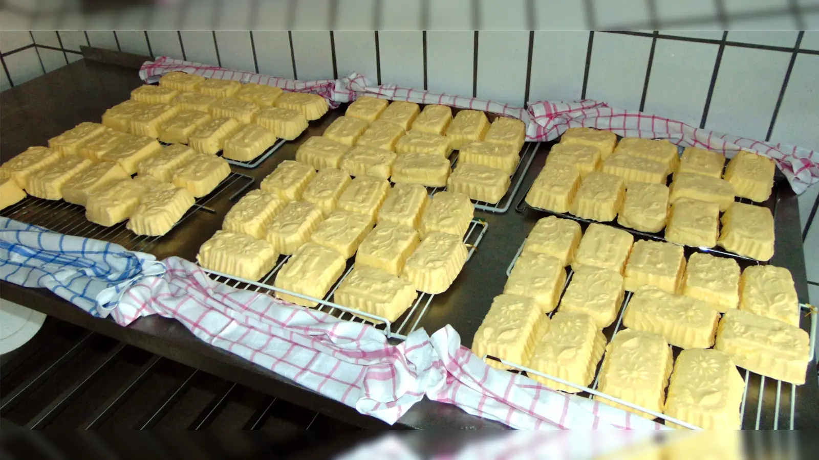 Am Sonntag, 12.Oktober 2025 wird die mit viel Schweiß gestampfte und geformte echte Butter beim Erntedankfest der Siedlergemeinschaft Feuerhof auf einem leckeren Brotzeitteller ab 17 Uhr im Vereinslokal Zum Bartl am Feuerhof angeboten. (Bild: Anton Fenk)