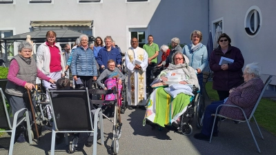 Stadtpfarrer Hrudaya Madanu (Mitte) feierte mit den Heimbewohnern im Seniorenheim St. Ägidius eine feierliche Maiandacht. (Bild: Rosi Hasenstab)