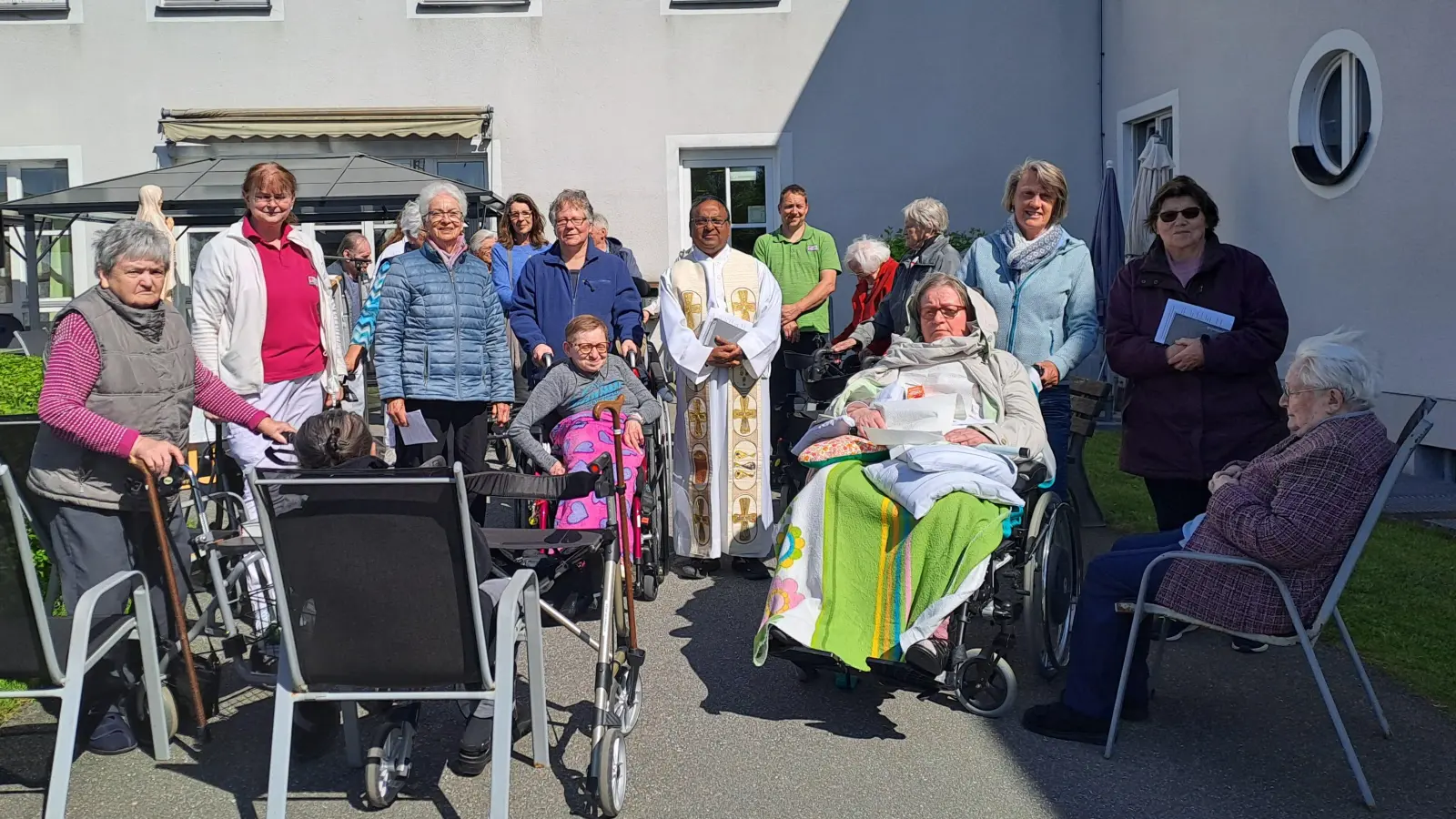Stadtpfarrer Hrudaya Madanu (Mitte) feierte mit den Heimbewohnern im Seniorenheim St. Ägidius eine feierliche Maiandacht. (Bild: Rosi Hasenstab)