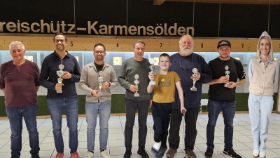 v.Links: Schießleiter Hans Meier, Marko Pilhofer 1.Platz Siedlergemeinschaft Schäflohe, Florian Füger 2.Platz CSU OG Eisberg/Karmensölden, Herbert Rath 3. Platz FFW Karmensölden, Jugendkönig Anton Dux, Ludwig Stern 4. Platz Siedler Fuchsstein/Speckmannshof, Manuel Ott 5.Platz Dorfjugend Karmensölden, Bürgerprinzessin Lisa Schuh. (Bild: Rudi Möschl)