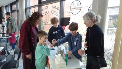 Die Buttonschmiede der Kunstgruppe lockte viele Viertklässer an. (Bild: Alfons Prechtl )