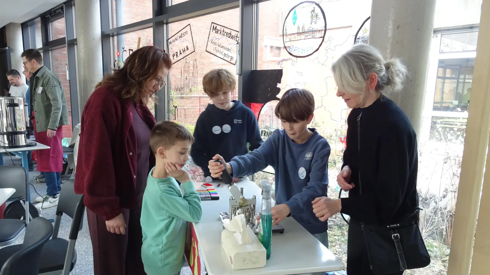 Die Buttonschmiede der Kunstgruppe lockte viele Viertklässer an. (Bild: Alfons Prechtl )