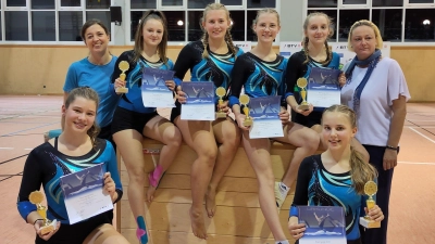 Stolze Trainerinnen mit Beate Kellner li hinten, sowie Tina Nentwig re hinten mit den Turnerinnen im WK 12 (Bild: Reinhard Weber)