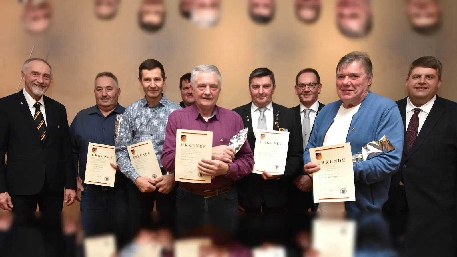 bei der Ehrungen für 40-jährige Mitgliedschaft (von links) Kreisvorsitzenden der Reservistengruppe Oberpfalz-Mitte, Oberst der Reserve, Bertram Gebhard, Josef Langer, (leicht verdeckt) Armin Knarr (für Vater Ernst), Georg Gnahn, 1.SRK-Vorsitzender Fritz Falk, stellvertretender SRK-Vorsitzender Grald Habermehl, Norbert Reinhardt und 1.Bürgermeister Dieter Dehling (Bild: Norbert Weis)