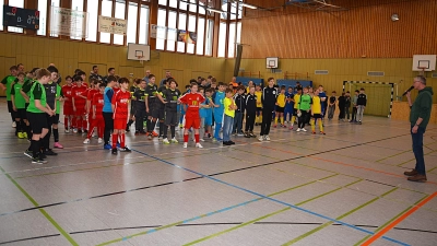 Bei den Siegerehrungen bekamen alle Spielerinnen und Spieler kleine Pokale verliehen. Bei den D-Junioren nahm Bürgermeister Hermann Falk die Siegerehrung vor.  (Bild: Fritz Dietl)