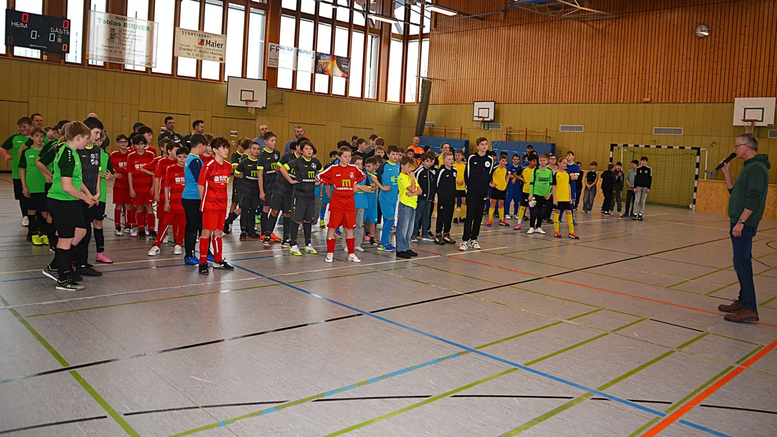 Bei den Siegerehrungen bekamen alle Spielerinnen und Spieler kleine Pokale verliehen. Bei den D-Junioren nahm Bürgermeister Hermann Falk die Siegerehrung vor.  (Bild: Fritz Dietl)