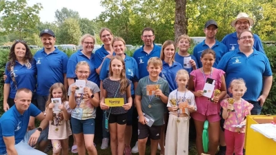 Das Helferteam mit Organisatorin Tina Wolf (4 hi. v. re.) mit den Siegern der Kinderspielmeile und Feuerhofrally beim Sommer- und Familienfest der Siedlergemeinschaft Feuerhof. (Bild: Anton Fenk)