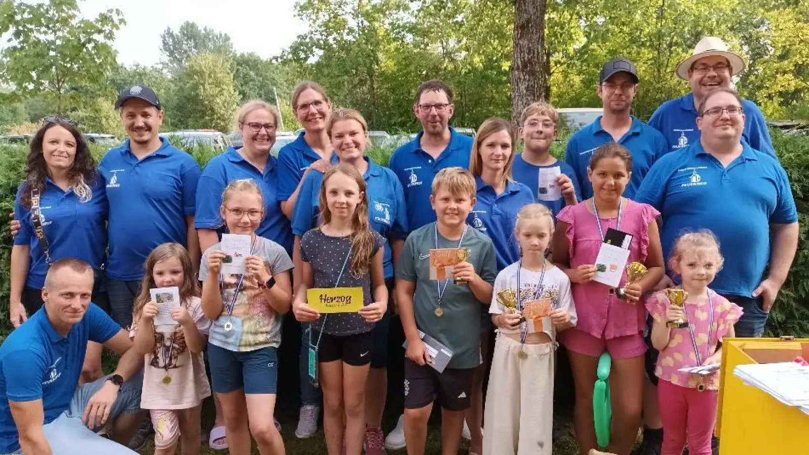 Das Helferteam mit Organisatorin Tina Wolf (4 hi. v. re.) mit den Siegern der Kinderspielmeile und Feuerhofrally beim Sommer- und Familienfest der Siedlergemeinschaft Feuerhof. (Bild: Anton Fenk)