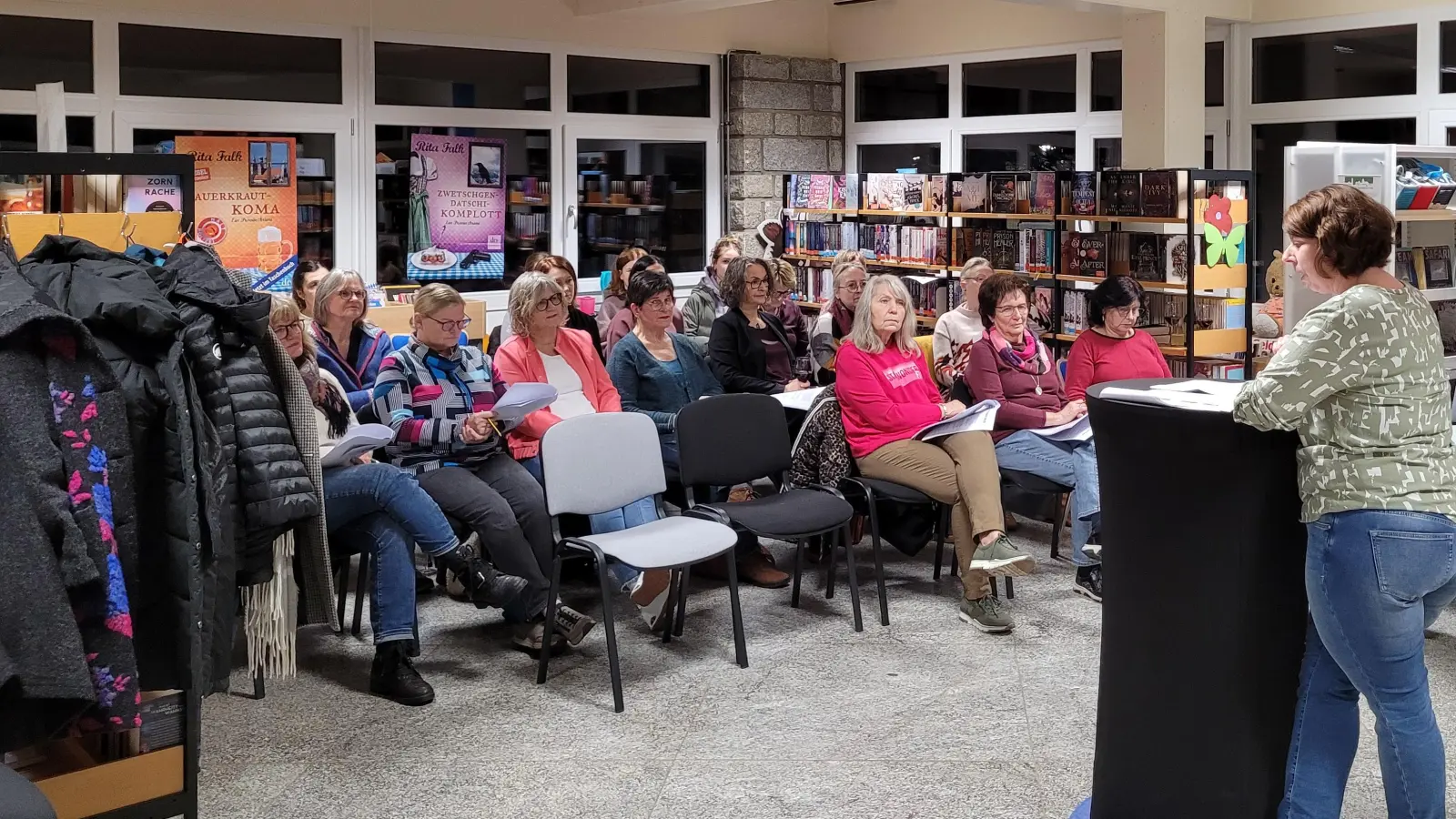 Viele interessierte Leser lauschten den Buchvorstellungen, hier mit Carmen Stetter. (Bild: Kathrin Plouschka)