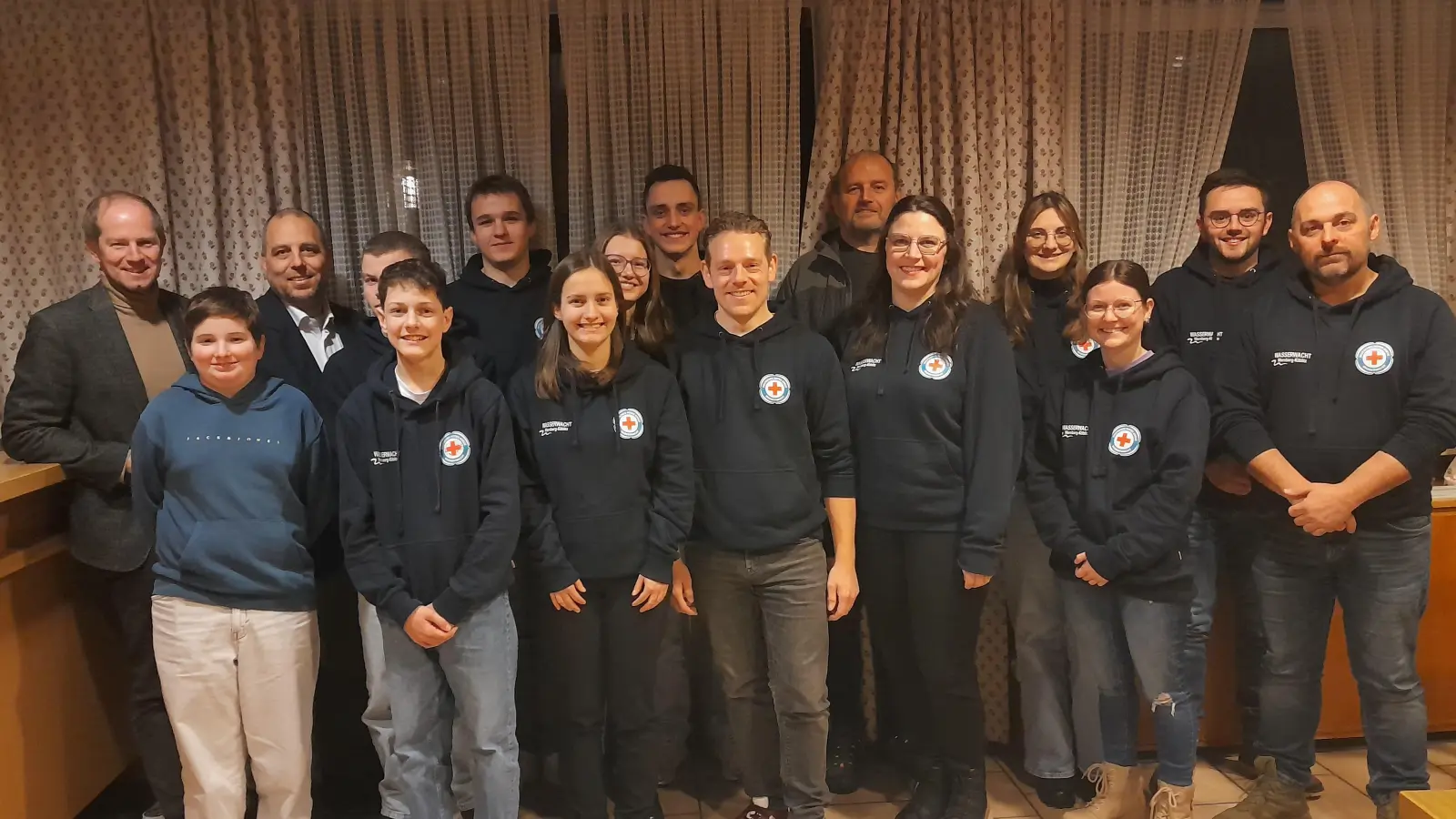 Gruppenfoto mit den geehrten der Wasserwacht Wernberg-Köblitz. (Bild: Sigi Spindler)