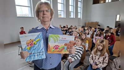Der Kinderbuchautor Andreas Dietz begeisterte Grundschüler mit einer lebendigen und humorvollen Lesung. (Bild: Karl Ziegler)