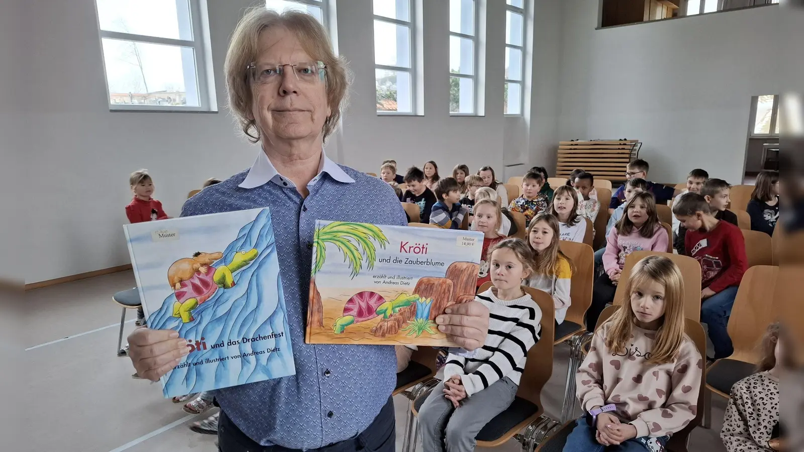 Der Kinderbuchautor Andreas Dietz begeisterte Grundschüler mit einer lebendigen und humorvollen Lesung. (Bild: Karl Ziegler)